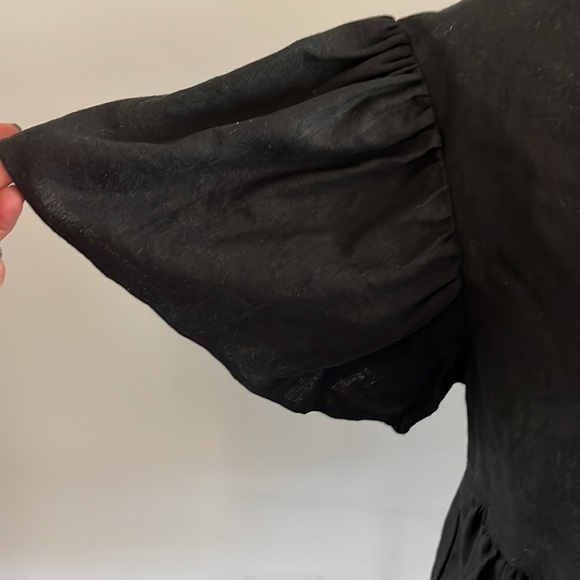 K/LAB size Large black cropped blouse with 🔑 hole back. Linen blend. - Picture 3 of 7